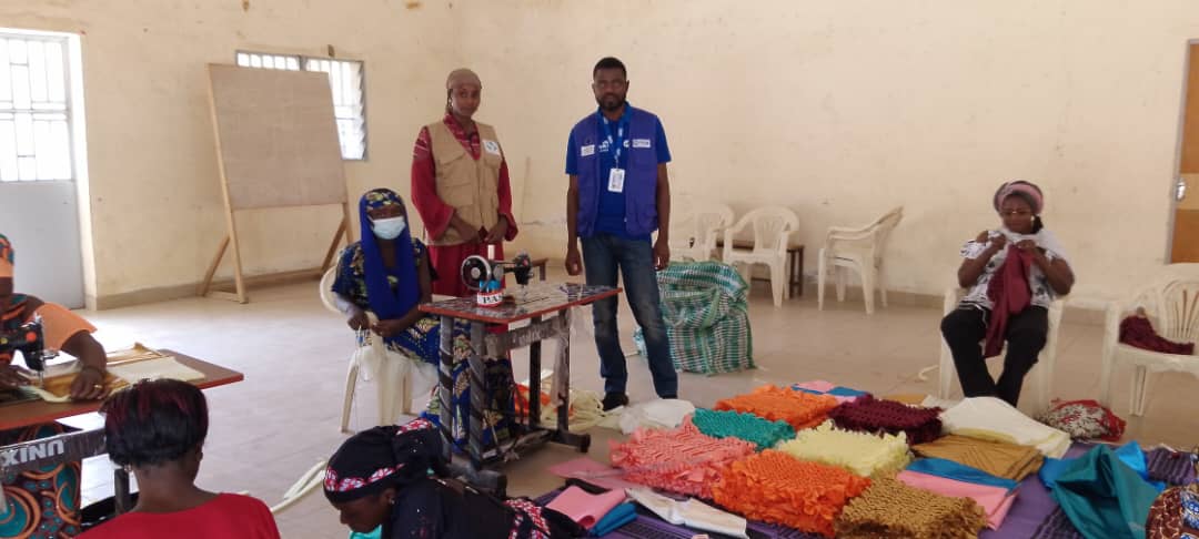 Activité de formation des femmes et des jeunes filles en fabrication des coussins dans le local de la CMPJ Maroua.