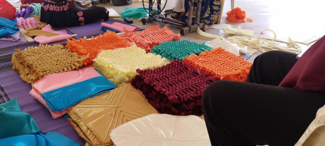 Activité de formation des femmes et des jeunes filles en fabrication des coussins dans le local de la CMPJ Maroua. - Photo 1