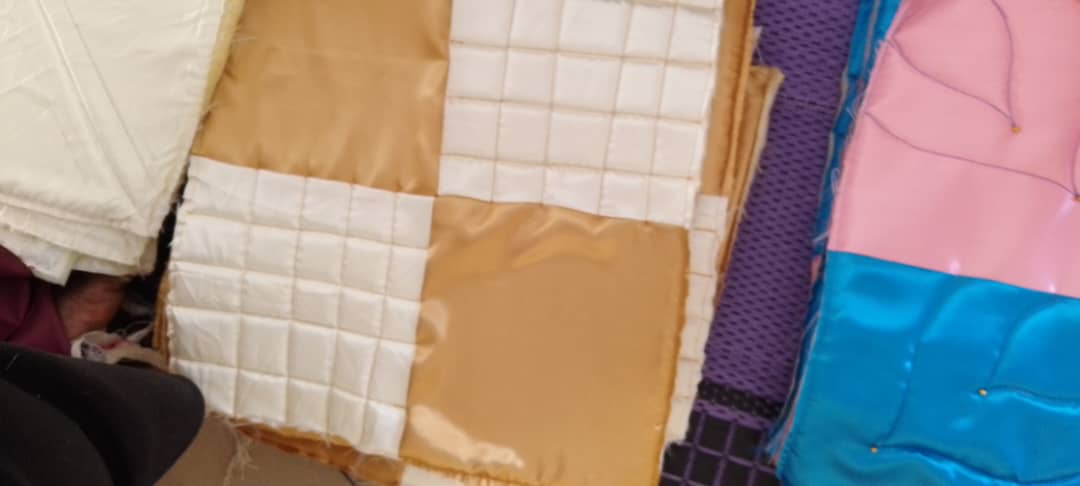 Activité de formation des femmes et des jeunes filles en fabrication des coussins dans le local de la CMPJ Maroua. - Photo 6