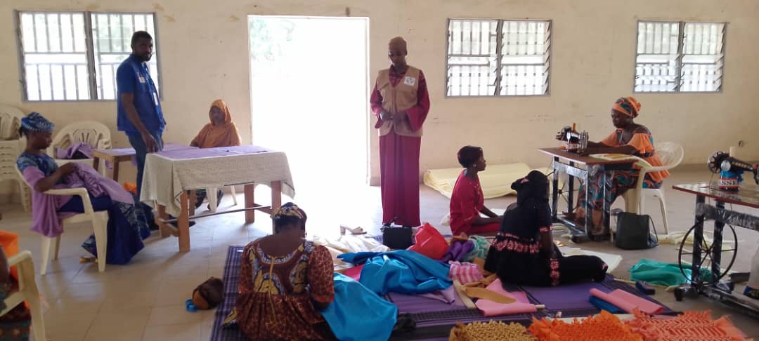 Activité de formation des femmes et des jeunes filles en fabrication des coussins dans le local de la CMPJ Maroua. - Photo 7