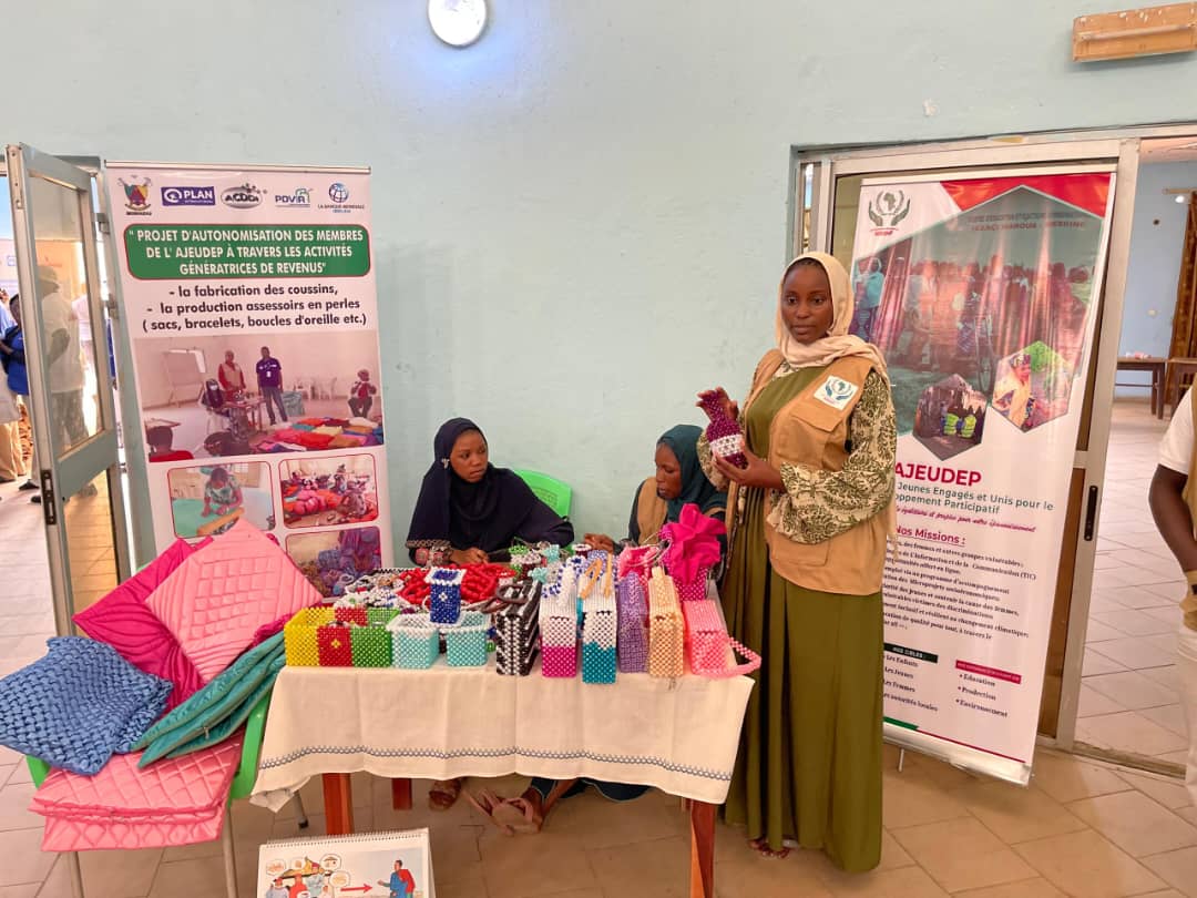 Activité de production des accessoires en perle (sacs, porte clé, peau de bic, boucle d’oreille etc) dans le local de la CMPJ Maroua. - Photo 1