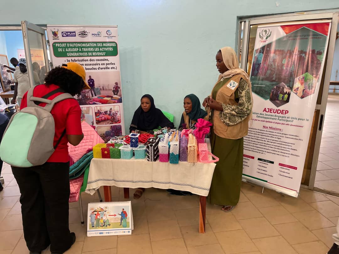 Activité de production des accessoires en perle (sacs, porte clé, peau de bic, boucle d’oreille etc) dans le local de la CMPJ Maroua. - Photo 2