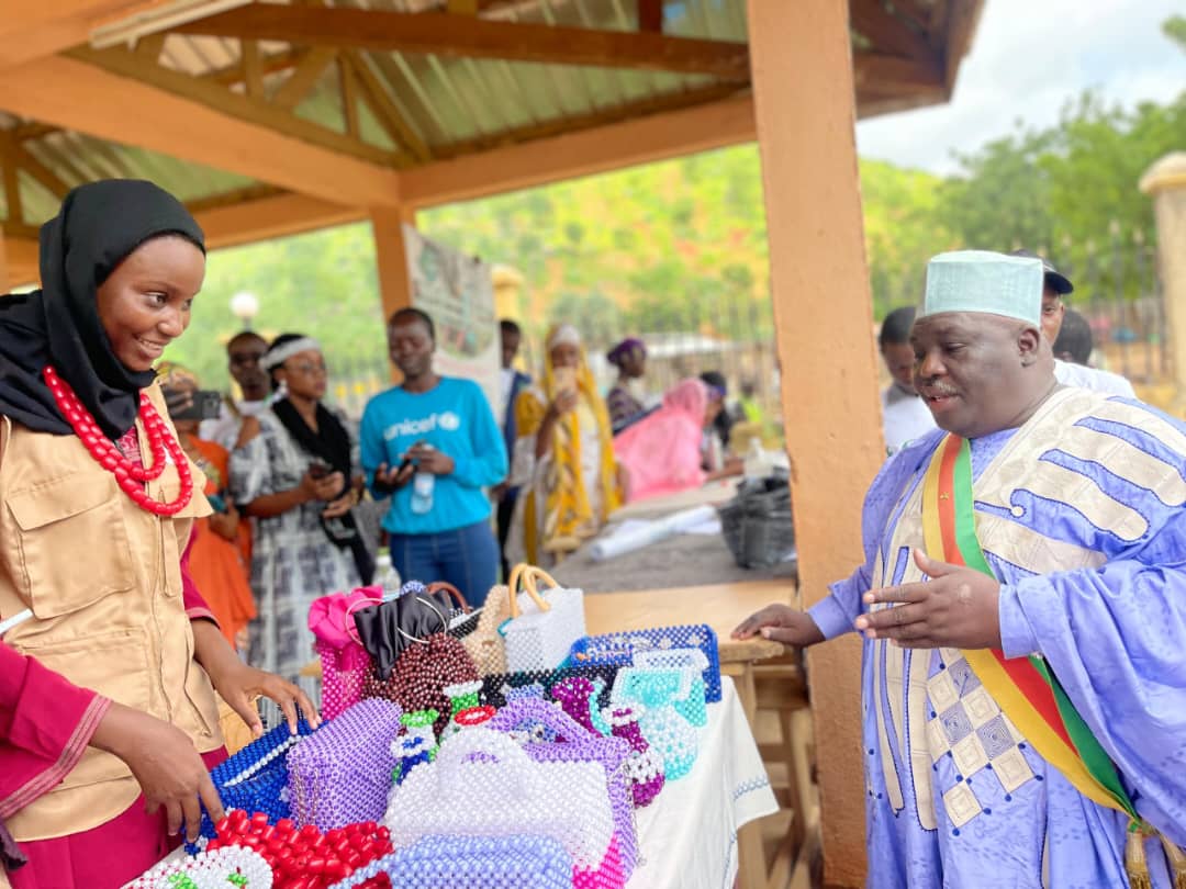 Activité de production des accessoires en perle (sacs, porte clé, peau de bic, boucle d’oreille etc) dans le local de la CMPJ Maroua. - Photo 3