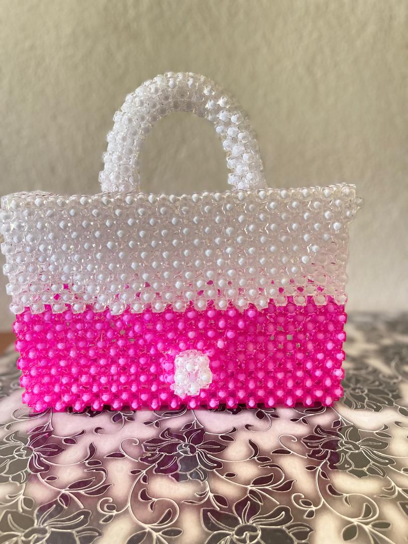 Activité de production des accessoires en perle (sacs, porte clé, peau de bic, boucle d’oreille etc) dans le local de la CMPJ Maroua. - Photo 5