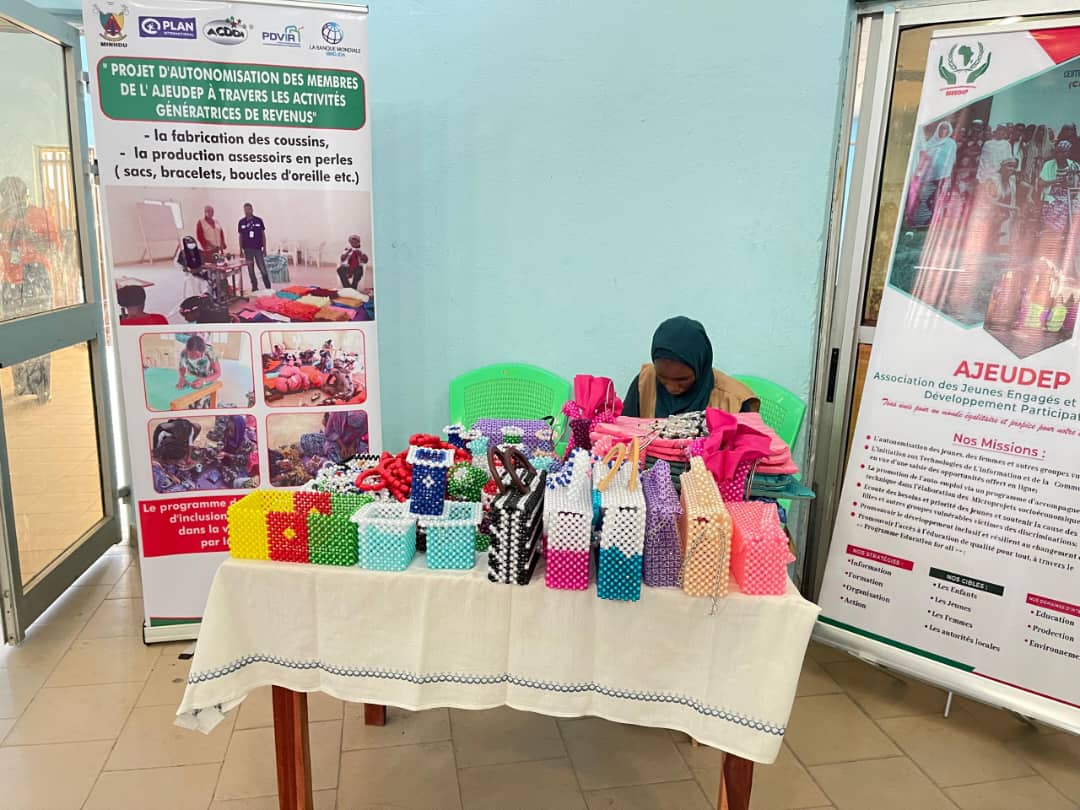 Activité de production des accessoires en perle (sacs, porte clé, peau de bic, boucle d’oreille etc) dans le local de la CMPJ Maroua. - Photo 6