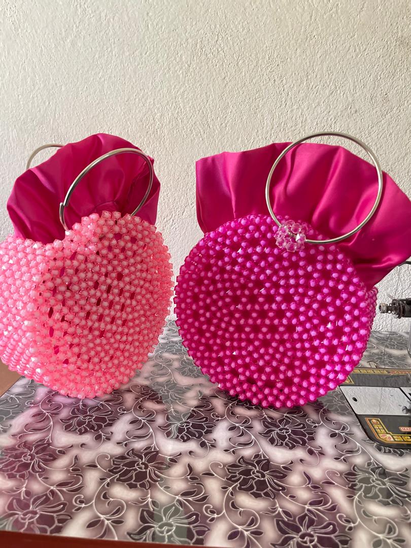 Activité de production des accessoires en perle (sacs, porte clé, peau de bic, boucle d’oreille etc) dans le local de la CMPJ Maroua. - Photo 9