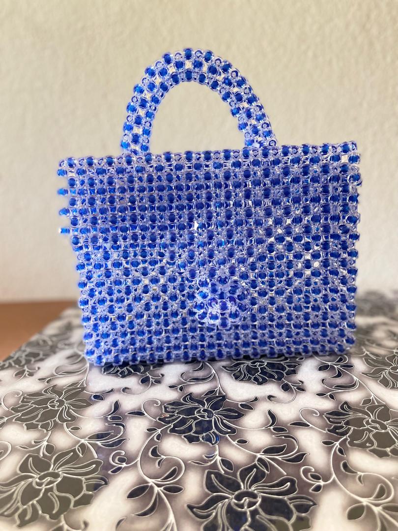 Activité de production des accessoires en perle (sacs, porte clé, peau de bic, boucle d’oreille etc) dans le local de la CMPJ Maroua. - Photo 10